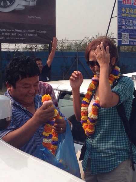 คุณนิรู มารอต้อนรับคณะของเราบริเวณหน้าสนามบินตรีภูวัน