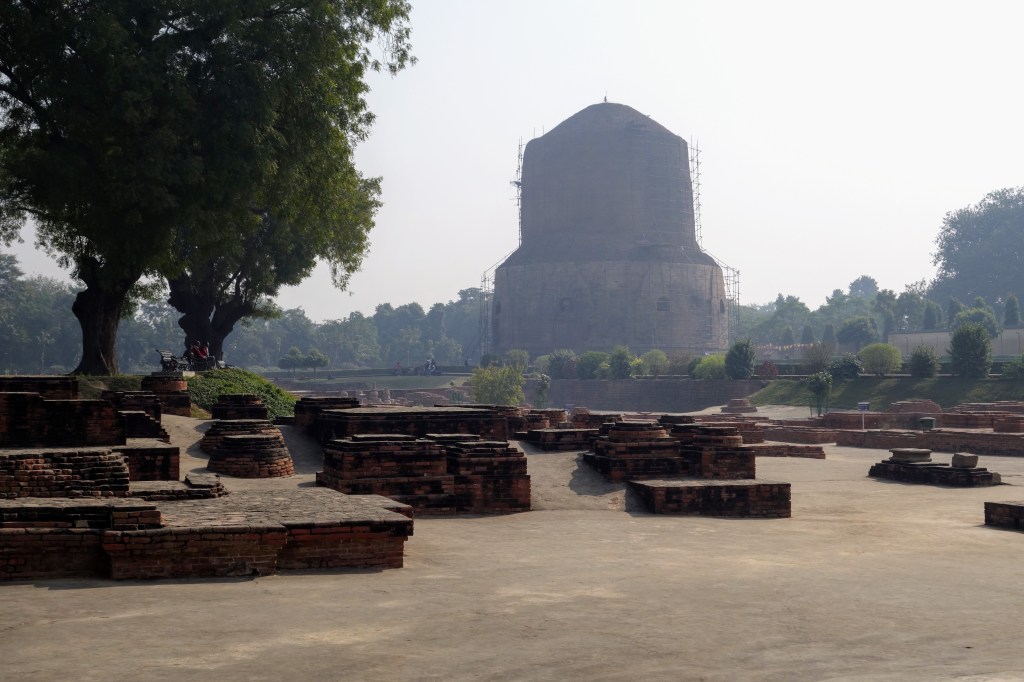 ธัมเมกขสถูป อนุสรณ์แก่ผู้เห็นธรรม ระลึกถึงวันพระสงฆ์ หรือวันอาสาฬหบูชา