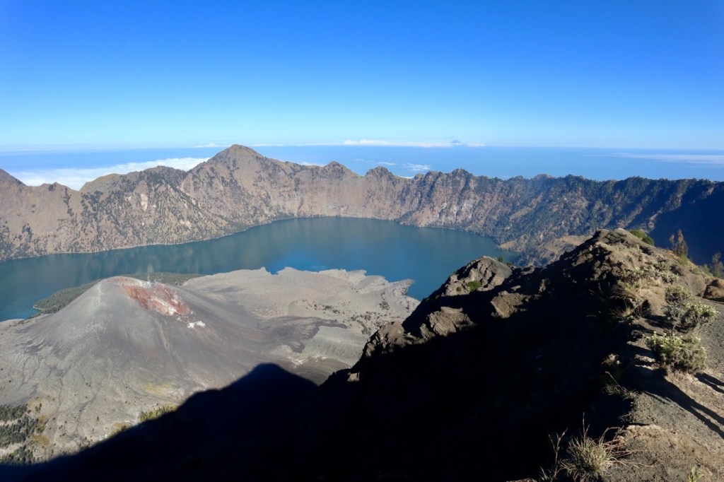 ทะเลสาบ Segara Anak ในปล่องภูเขาไฟรินจาณี