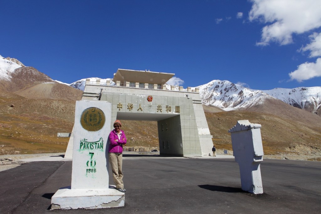 เดินทางข้ามความแตกต่างบนเส้นทางถนนระหว่างประเทศที่สูงที่สุดในโลก Khunjerab Pass