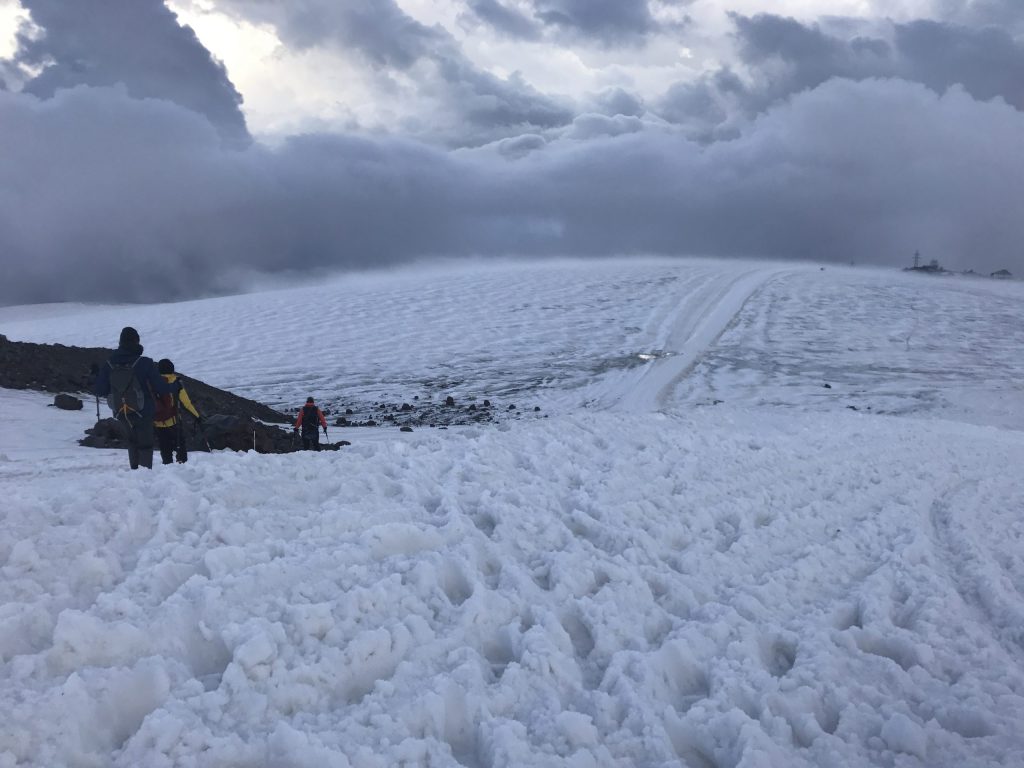 เดินเทรคท่ามกลางหิมะ