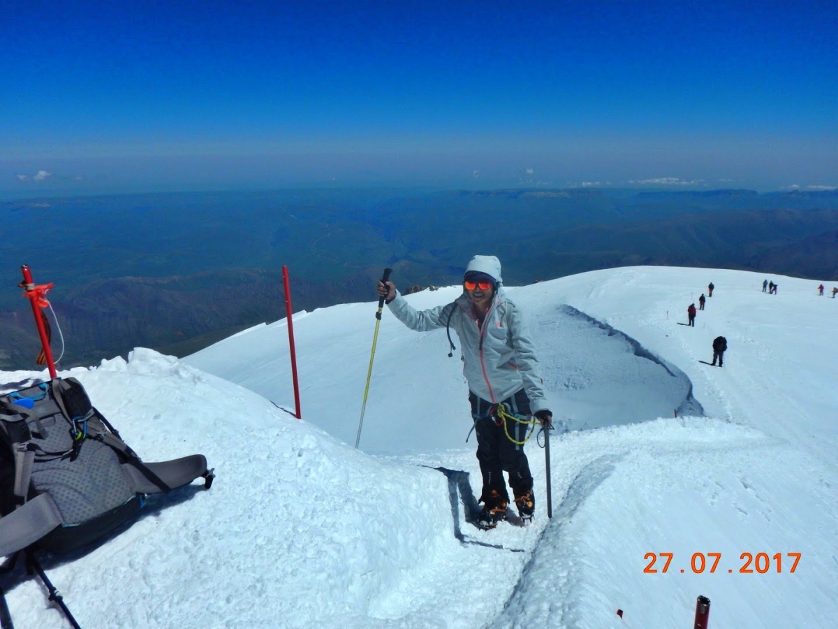 ถึงจะรู้ความสำคัญของ Ice Axe แต่ก็ยังไม่มั่นใจจากประสบการณ์คราวที่แล้ว ครั้งนี้เลยถือไปทั้ง Ice Axe และ  Trekking Pole บอกเลยว่าพะรุงพะรังมาก 