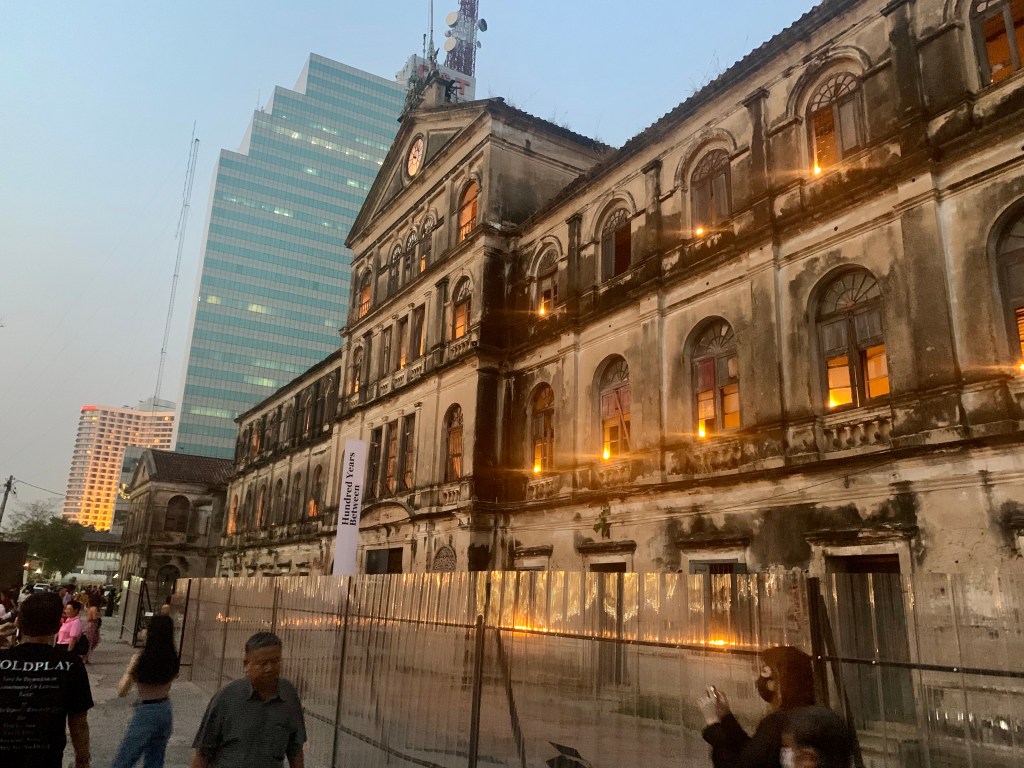 ชมตึกเก่า ดูงานอาร์ต ริมแม่น้ำเจ้าพระยา