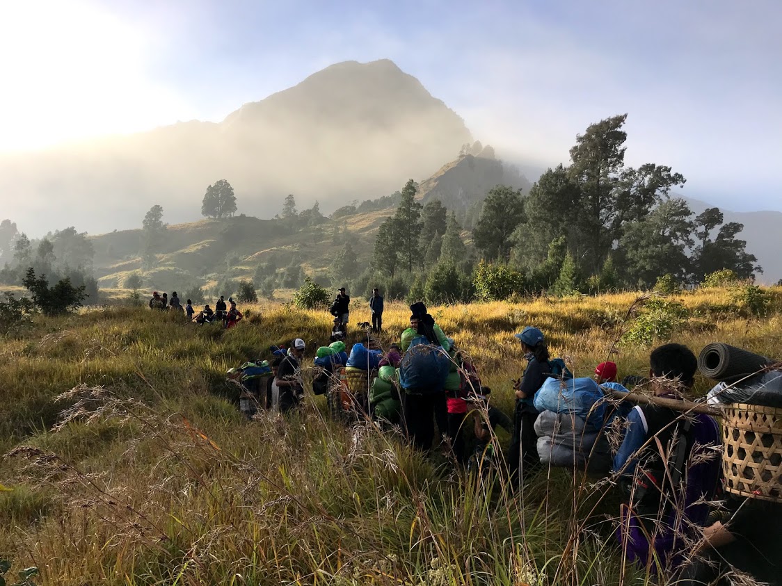  เดินอพยพจากทะเลสาบขึ้นมาหาที่โล่งและปลอดภัยกว่า Mt.Rinjani