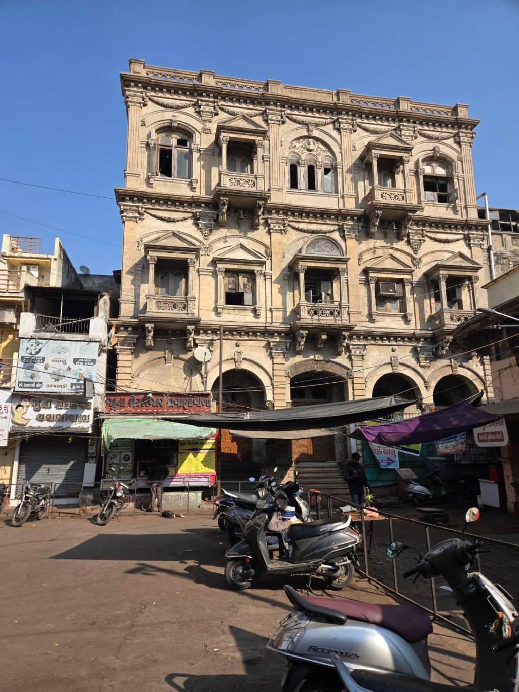 มัสยิดเก่าและบ่อน้ำโบราณในอาห์เมดาบัด