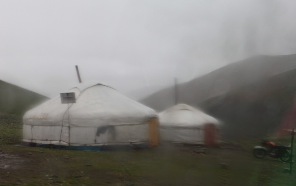 วันที่ฝนตกทั้งวันทั้งคืนบนทุ่งหญ้า