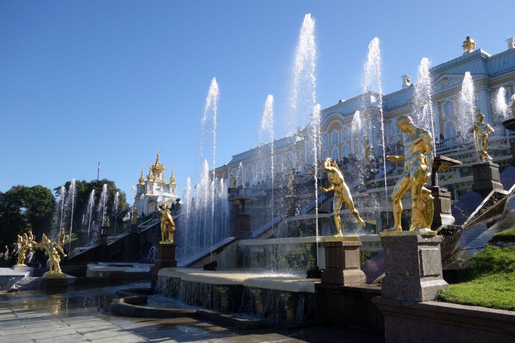 จากพระราชวังปีเตอร์ฮอฟสู่เงาอดีตแห่งโซเวียต